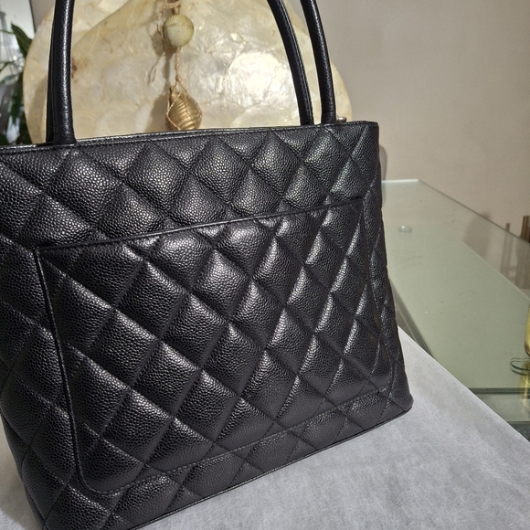 Chanel Black Quilted Shoulder Bag with Iconic CC Logo - Picture 8 of 8